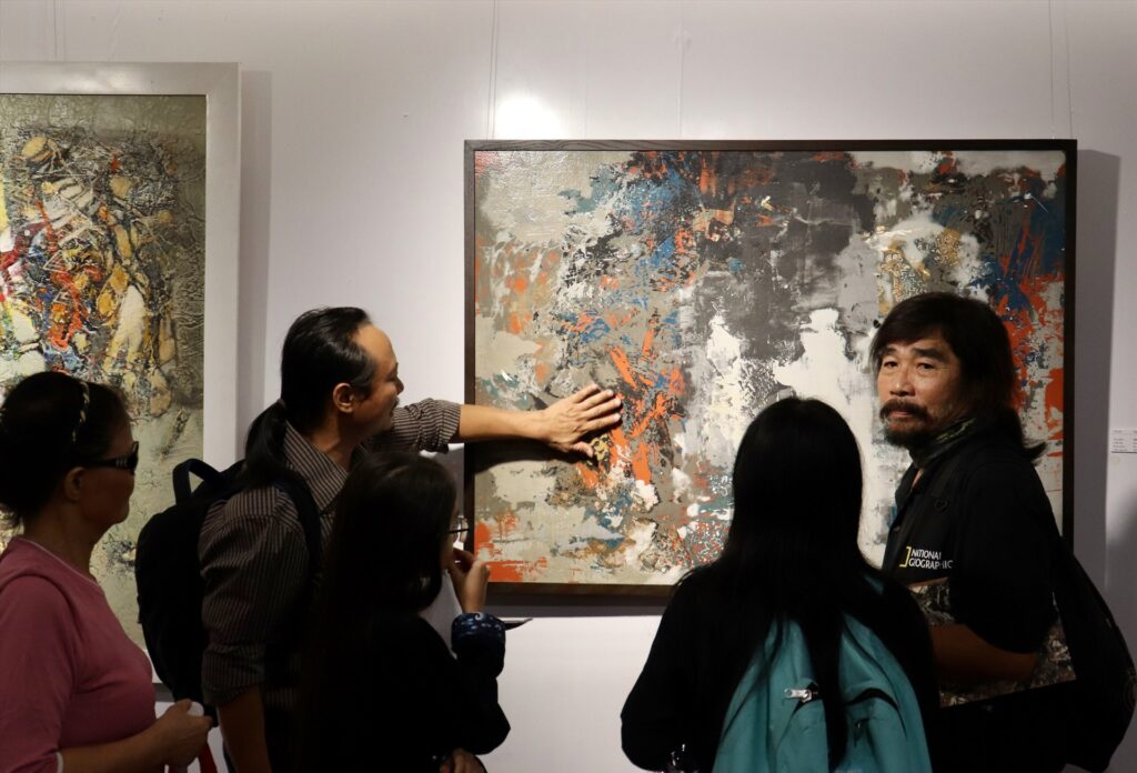 Du khách tham quan, tìm hiểu tác phẩm tại Tầng 2 Bảo tàng Mỹ thuật Đà Nẵng