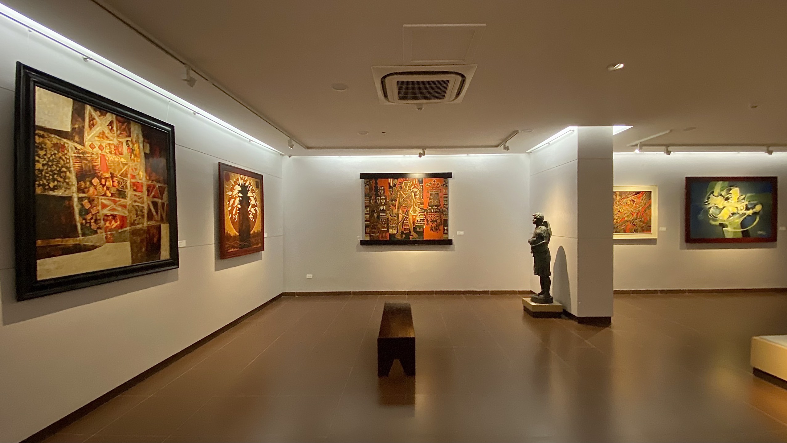 Không gian talkshow nghệ thuật dành cho Gen Z tại Bảo tàng Mỹ thuật Đà Nẵng với khu vực đối thoại cởi mở và hoạt động tương tác.